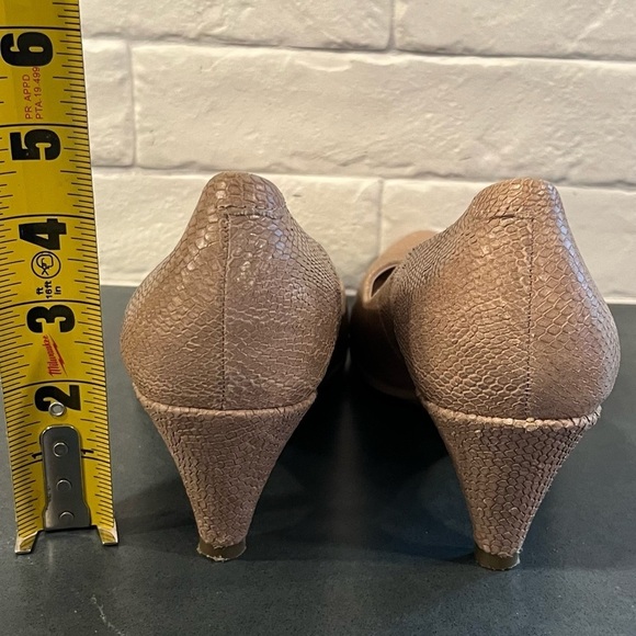 Ecco sz 38 US 7-7.5 taupe leather snake embossed pointed toe heels - Picture 11 of 12